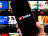 Smartphone com aplicativo do YouTube. (Fonte da imagem: noyb)