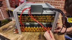 Uma imagem da bateria construída com baterias de vapes (Fonte da imagem: Chris Doel, captura de tela)