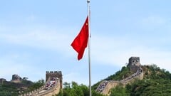 A bandeira chinesa com a Grande Muralha da China ao fundo