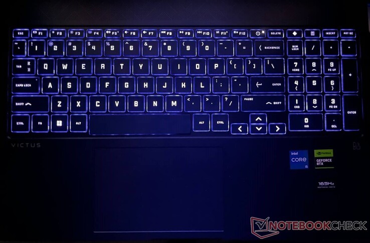 O teclado é retroiluminado e as cores podem ser personalizadas por meio de um aplicativo