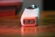 O Insta360 X5 agora vem com sistema de montagem magnética (Fonte da imagem: Abhinav Fating/Notebookcheck)
