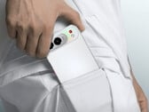 No momento, apenas a versão de 512 GB está disponível para compra. Na foto: uma imagem promocional mostrando a parte traseira do celular.