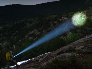 A Olight Marauder 3 possui um holofote capaz de iluminar uma distância equivalente a mais de dez campos de futebol.