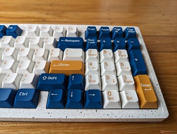O NumPad e as teclas de seta estão mais próximos uns dos outros em comparação com teclados de tamanho normal