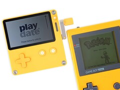 O pânico termina o Playdate em amarelo, como o Gameboy Pocket ou Color. (Fonte da imagem: iFixit)