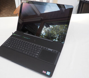 Razer Blade Pro 17 2017 e sua tela sensível ao toque (Fonte da imagem: Notebookcheck)