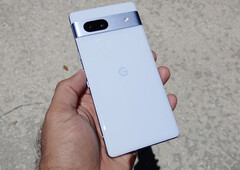 O Pixel 7a em seu acabamento Arctic Blue. (Fonte da imagem: Munchy)