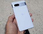 O Pixel 7a em seu acabamento Arctic Blue. (Fonte da imagem: Munchy)