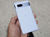 O Pixel 7a em seu acabamento Arctic Blue. (Fonte da imagem: Munchy)