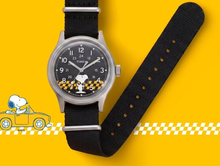 Relógio Peanuts x Timex MK1 com mostrador preto apresentando o Snoopy e um padrão xadrez amarelo e preto, mostrado com sua pulseira de tecido preta contra um fundo amarelo.