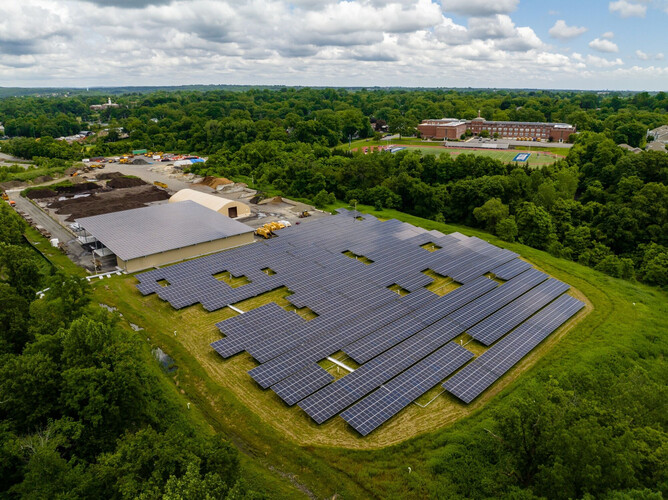 Parque solar no local de um aterro sanitário desativado em White Plains, Nova York (imagem: DSD Renewables)