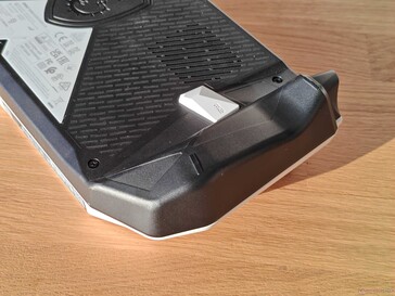 A versão da AMD tem um chassi muito mais angular... (fonte da imagem: Notebookcheck)