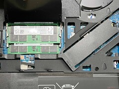 Os slots de RAM e os dois slots de SSD...