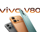 As câmeras traseiras combinam um sensor principal Sony LYT-700V de 50MP com uma teleobjetiva Sony IMX882 de 50MP que oferece zoom óptico de 3x.