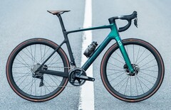 O SCOTT Addict eRIDE Ultimate Bike pesa apenas 10,75 kg (~23,7 lbs). (Fonte de imagem: SCOTT)