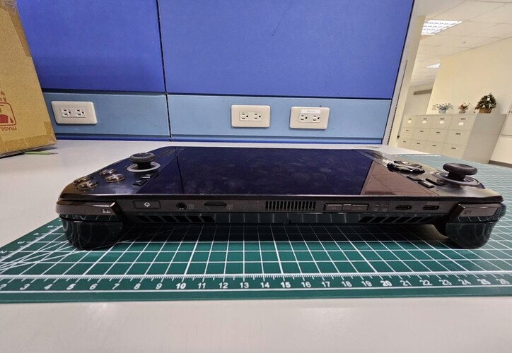 Asus ROG Ally 2 Black com duas portas USB-C (fonte da imagem: @94G8LA no X)