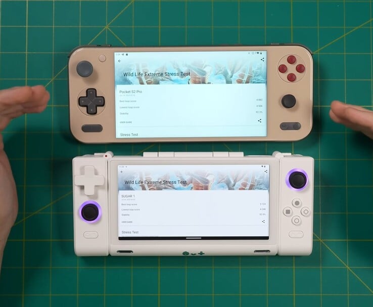 Comparação dos consoles de jogos portáteis Ayaneo Pocket S2 Pro (mostrado na parte superior) e OneXSugar Sugar 1 (mostrado na parte inferior), ambos exibindo os resultados do 3DMark Wild Life Extreme Stress Test na tela. (Fonte da imagem: Retro Game Corps no YouTube)