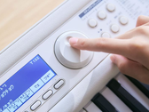 O teclado Casio LK-550WE