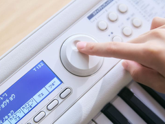O teclado Casio LK-550WE