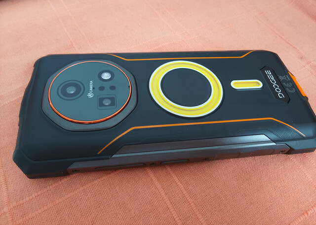 O conjunto de câmeras traseiras. (Fonte da imagem: Sergey Tarasov - Notebookcheck)