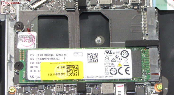 Um SSD NVMe serve como acionamento do sistema. Há espaço para um segundo SSD.