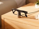 O suporte de recarga para os óculos Meta funciona muito bem como carregador de mesa ou de cabeceira.