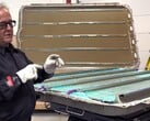 O conjunto estrutural de baterias 4680 do Cybertruck é difícil de ser reparado. (Fonte da imagem: Munro Live/YT)