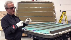 O conjunto estrutural de baterias 4680 do Cybertruck é difícil de ser reparado. (Fonte da imagem: Munro Live/YT)
