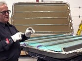 O conjunto estrutural de baterias 4680 do Cybertruck é difícil de ser reparado. (Fonte da imagem: Munro Live/YT)