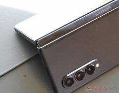O Galaxy Z Fold3 pode já ter revelado como é a parte de trás do Galaxy Z Fold4. (Fonte da imagem: NotebookCheck)