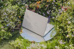 Nem todos os Asus ZenBook S14 e Zenbook S16 estão disponíveis em todas as regiões. (Fonte da imagem: Asus)