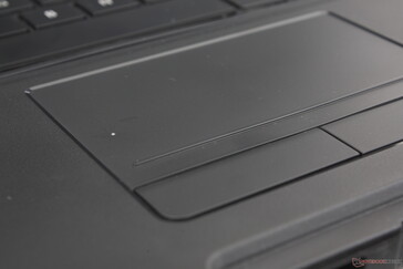 O touchpad é menor do que parece, pois a região fina acima dos botões integrados do mouse é apenas um espaço morto