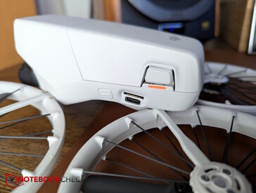 Esquerda: MicroSD, USB-C, interruptor de modo