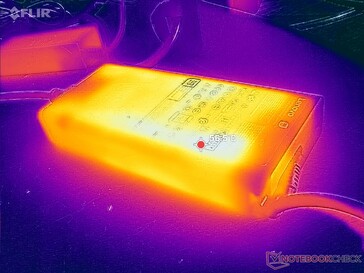 O adaptador CA atinge mais de 57 °C ao operar cargas exigentes