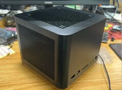 O próximo mini PC da FEVM terá um gabinete muito maior com poderosos gráficos do laptop RTX 4090. (Fonte da imagem: metalsojin2 via Reddit)
