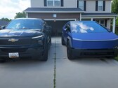 O Tesla Cybertruck enfrenta forte concorrência de picapes elétricas concorrentes, incluindo o Chevrolet Silverado EV. (Fonte da imagem: Lamar MK via YouTube)