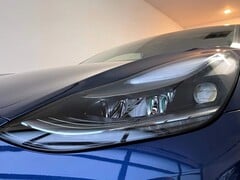 Uma foto em close-up do farol LR do Model 3 2021