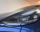 Uma foto em close-up do farol LR do Model 3 2021