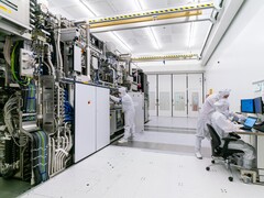 Cientistas chineses criam laser DUV de estado sólido que pode transformar a fabricação de chips. Na foto: Operários trabalhando dentro da sala limpa da ASML (Fonte da imagem: ASML)