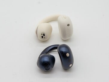 Em comparação com o antecessor (azul), o fabricante alterou o formato dos fones de ouvido no suporte