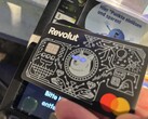 Utilizamos o cartão Revolut com os olhos iluminados para pagar em um terminal sem contato