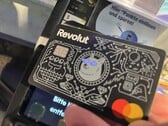 Utilizamos o cartão Revolut com os olhos iluminados para pagar em um terminal sem contato