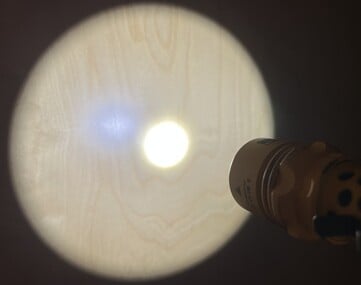 Um ponto de luz bastante concentrado e brilhante proporciona um alcance considerável