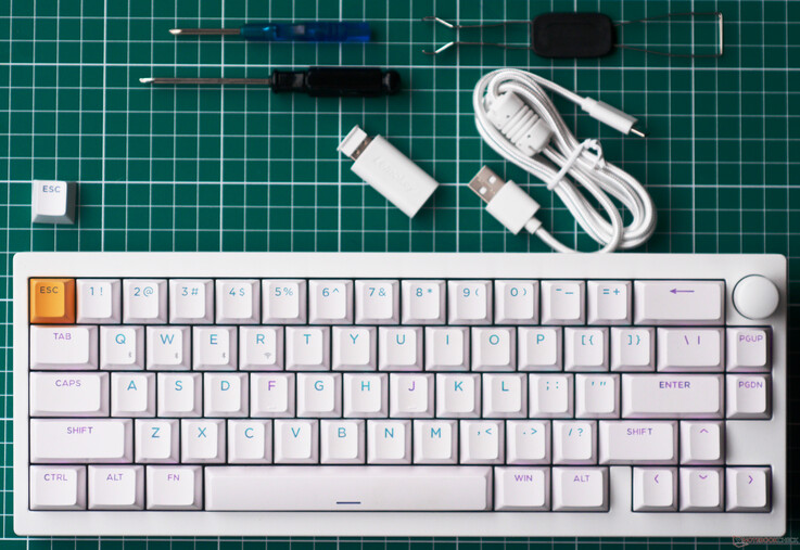 Teclado Lemokey P2 HE e acessórios incluídos