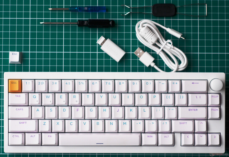 Teclado Lemokey P2 HE e acessórios incluídos