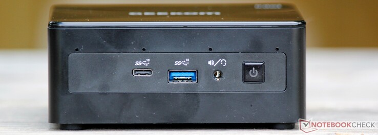 Frente: matriz de quatro microfones, USB-C 3.2 Gen 2, USB-A 3.2 Gen 2, conector de áudio combinado, botão de alimentação
