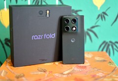 O Razr Fold oferece ampla capacidade de bateria e também impressiona em outras áreas.