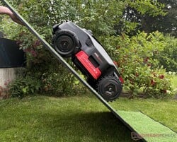 Em nossa rampa de teste, ambos os cortadores de grama robóticos com tração nas quatro rodas (AWD) conseguiram subir com sucesso uma inclinação de 70% (mostrado aqui: Mova LiDAX Ultra AWD)