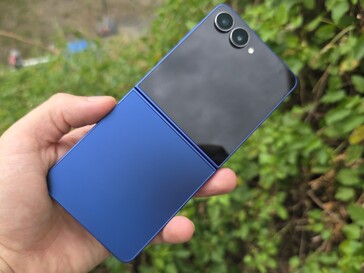 Análise do Samsung Galaxy Z Flip7. (Fonte da imagem: Marcus Herbrich)