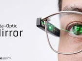 O protótipo da TDK projeta uma imagem monocromática diretamente na retina de quem o usa.
